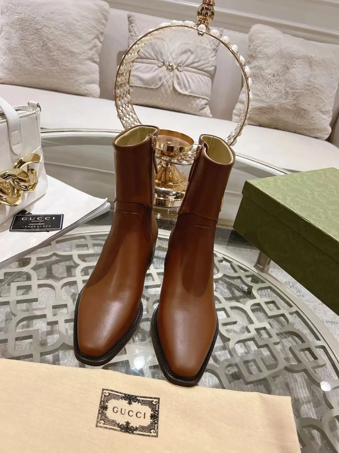 👟👟Ex-factory price 600👟👟 Gucci's latest popular half-horsebit detail boots for autumn and winter, European and American punk style riding boots, horsebit detail boots, the same style as the big-name street style darlings of European and American stars. Upper: Calfskin imported from Italy Size: 35-42#